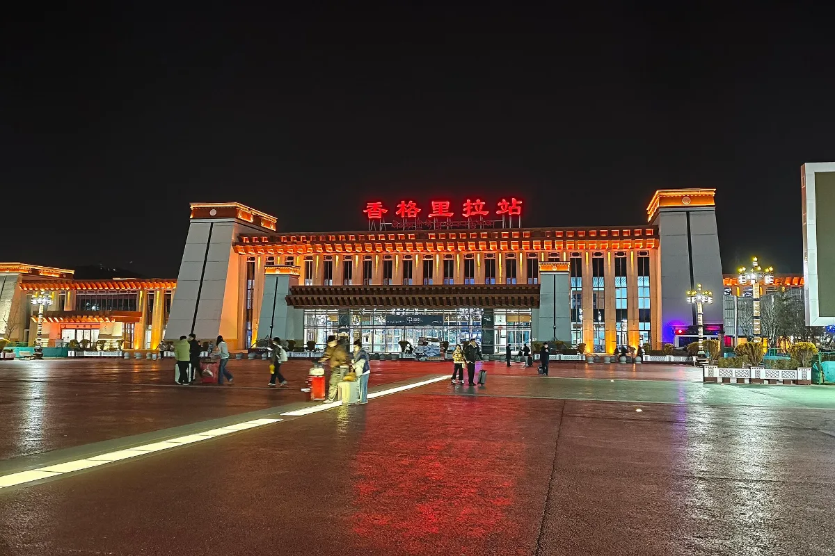 Ga tàu Shangrila về đêm, tuyến đường sắt Lệ Giang – Shangrila