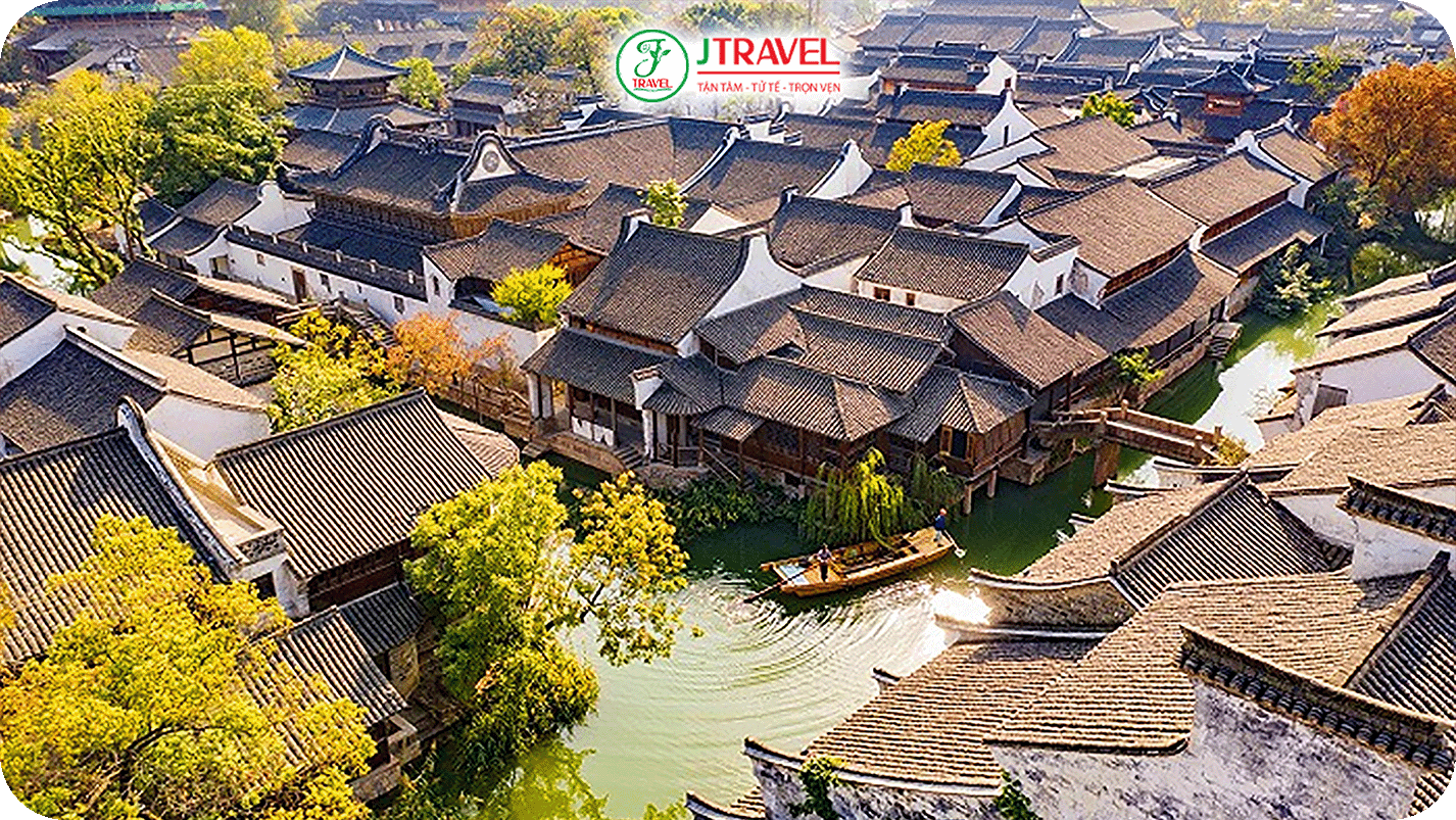 Nắng vàng chiếu lên các mái nhà cổ Ô Trấn tuyệt đẹp vào mùa thu