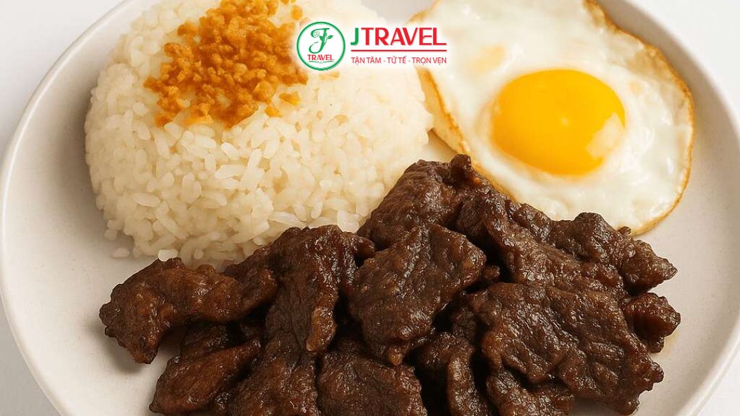 Tapsilog gồm tapa cơm tỏi và trứng chiên