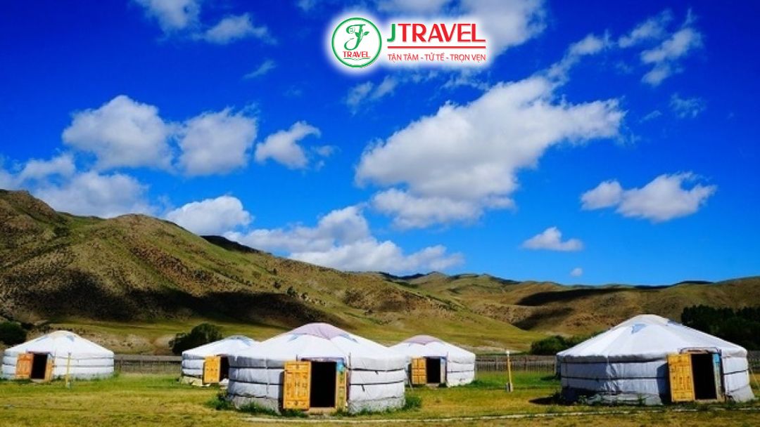 Ngủ trong lều ger giữa thảo nguyên