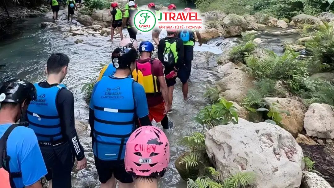 Hướng dẫn viên hỗ trợ du khách canyoning tại Kawasan Falls Cebu