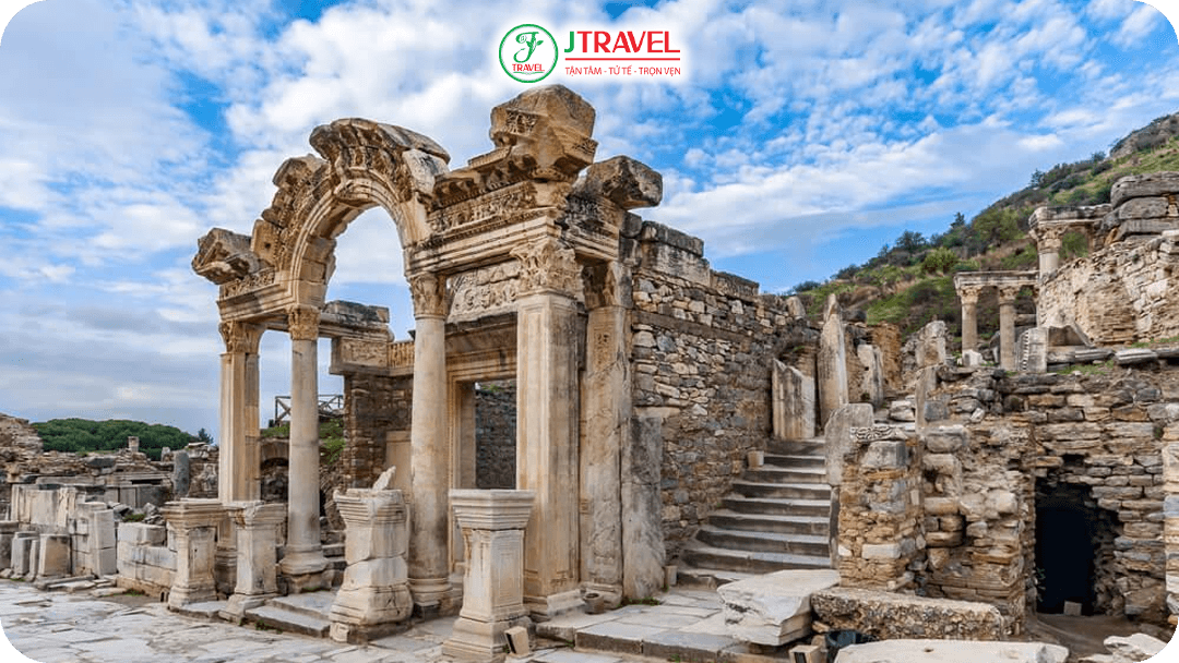 Check-in đền Hadrian ấn tượng ở thành phố cổ Ephesus