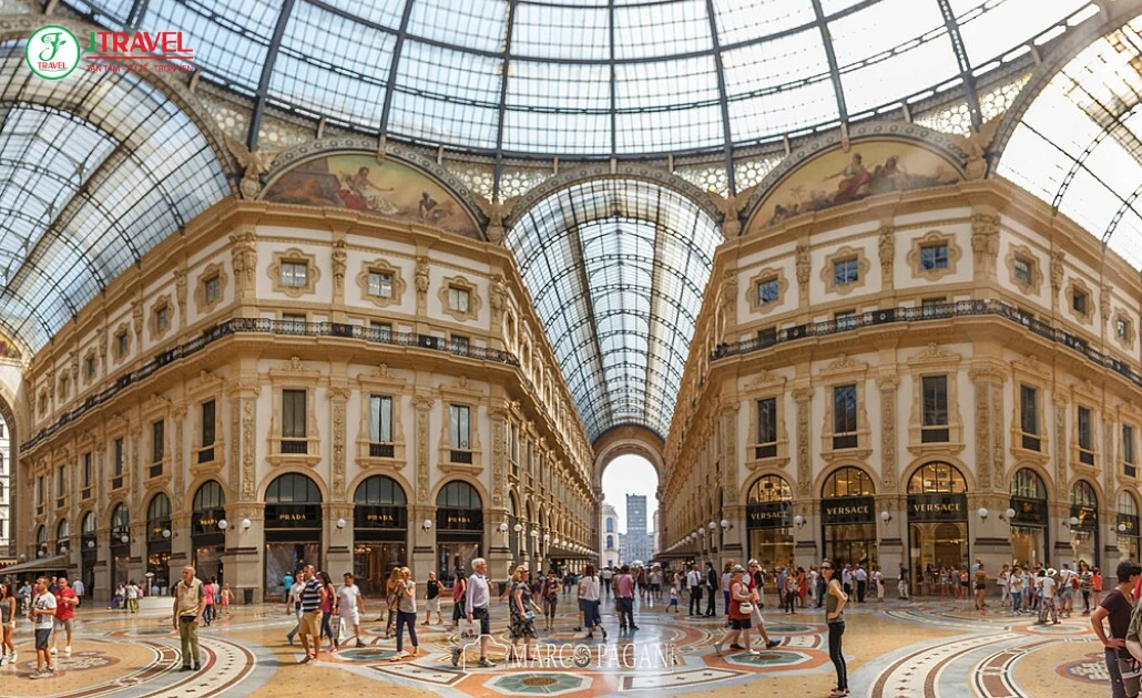 Bên trong Galleria Vittorio Emanuele II với mái vòm kính cao