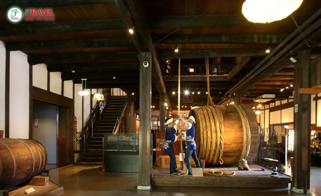 Không gian bên trong Bảo tàng rượu Hakutsuru Sake ở Kobe, tái hiện quy trình nấu rượu thủ công truyền thống và lưu giữ tinh hoa văn hóa sake của Nhật Bản.