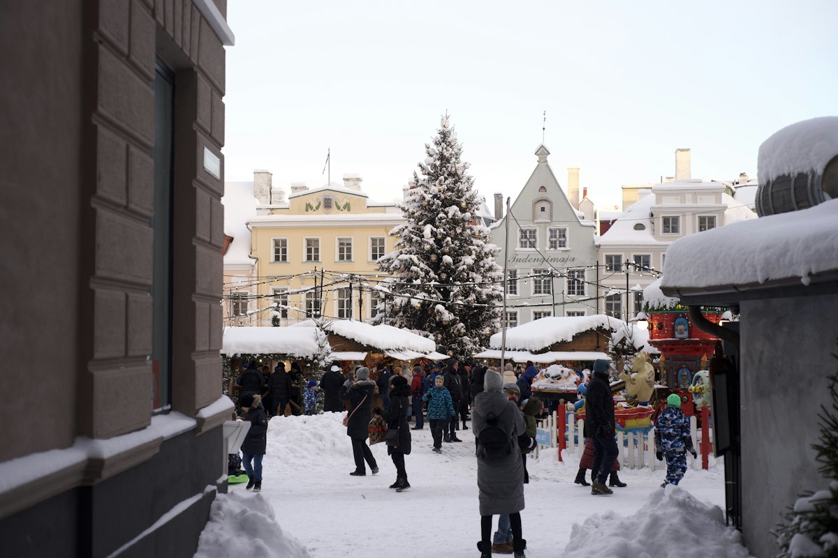 Chợ Giáng sinh trên quảng trường Tòa thị chính Tallinn