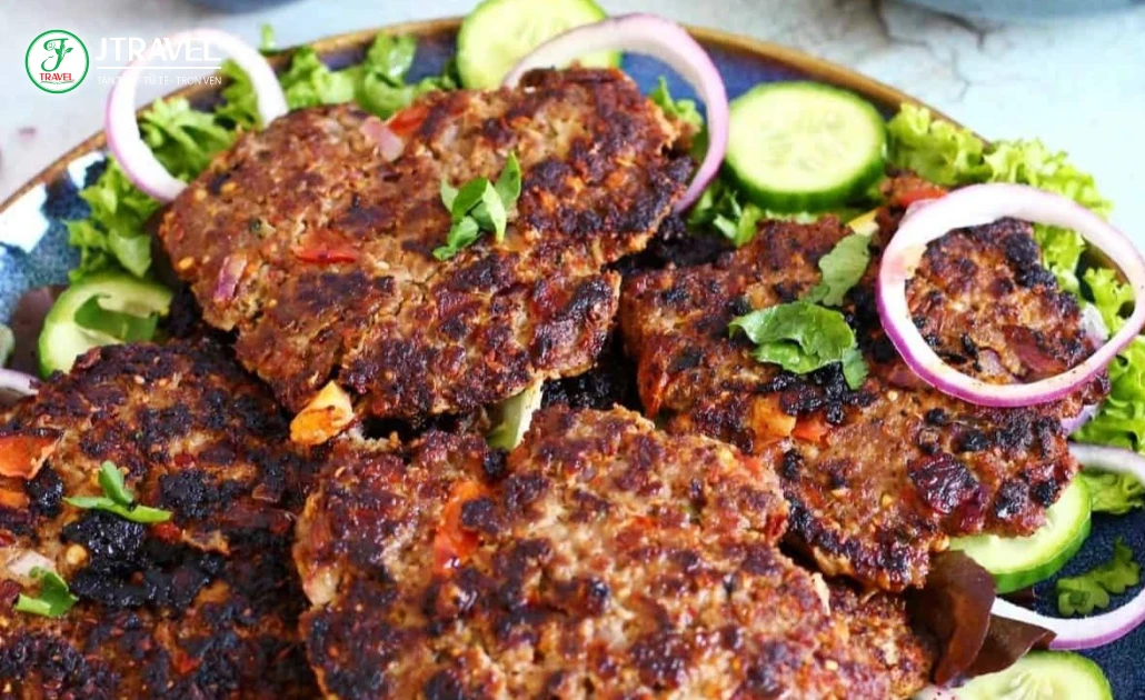 Chapli Kebab chiên giòn từ thịt xay và gia vị