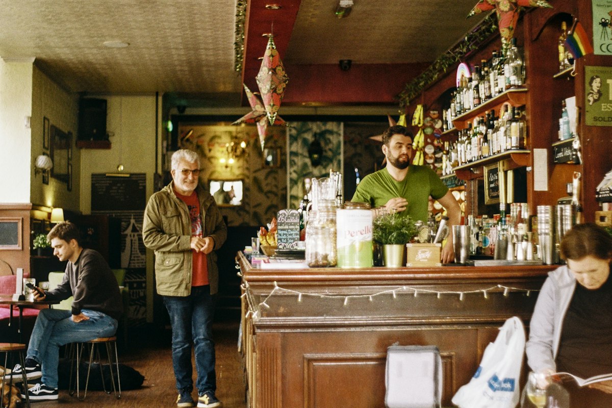 Không gian ấm cúng bên trong một quán pub ở Edinburgh