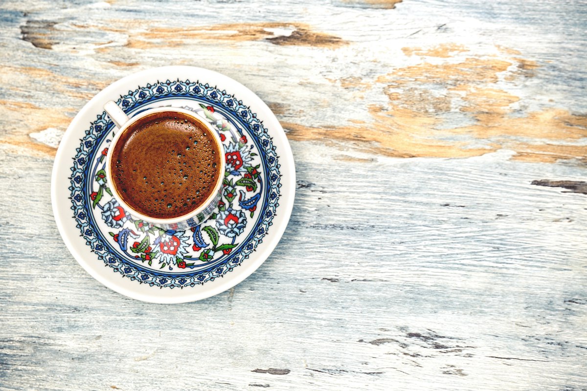 Cà phê trong tách sứ hoa văn