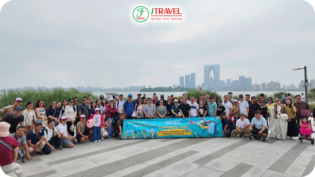 Đoàn du lịch Trung Quốc của J Travel chụp ảnh tại Hàng Châu