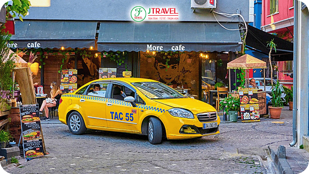 Bạn có thể đi taxi, xe bus hoặc đi bộ kết hợp với tuyến tram đến Balat