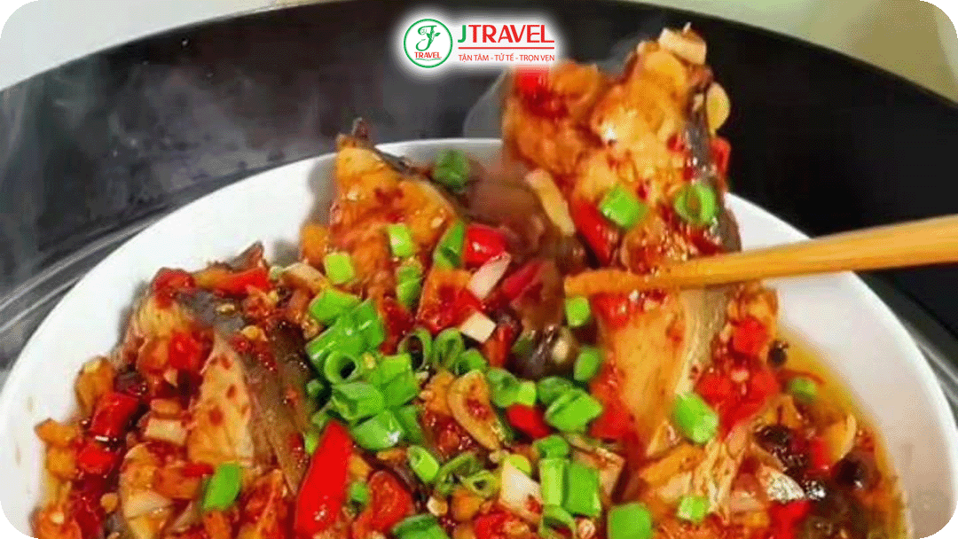 Cá tươi được hấp cùng ớt, gừng, hành và gia vị bản địa, giữ được độ ngọt tự nhiên