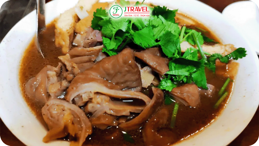 Bao tử chần truyền thống có hương thơm đặc trưng và vị giòn sần sật