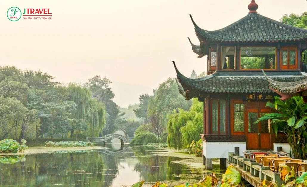 Tây Hồ Hàng Châu mùa xuân – cảnh sương mờ, hoa nở và không khí Tết yên bình