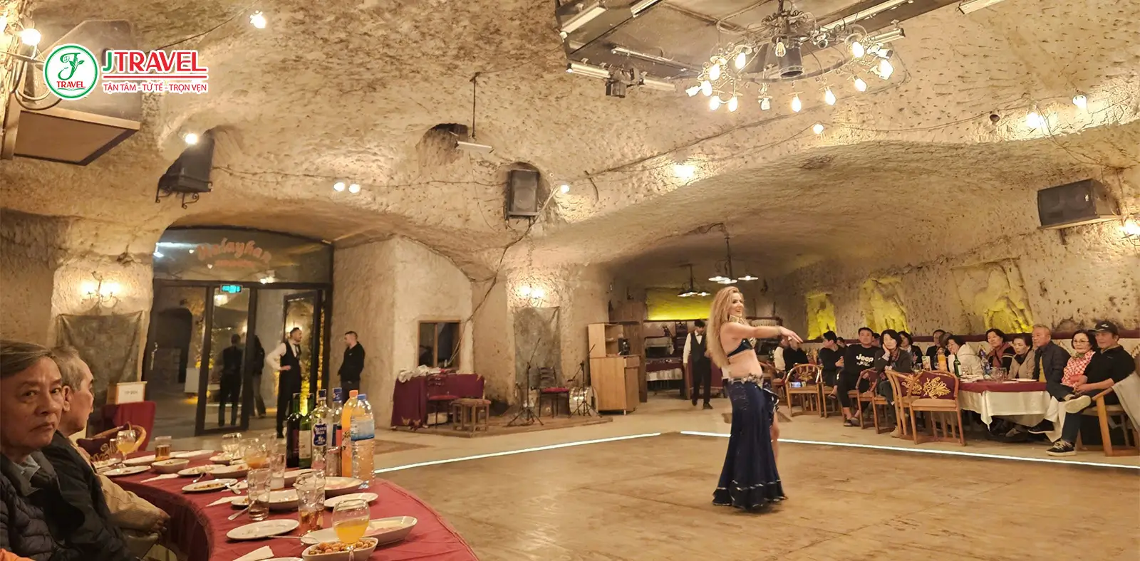 Du khách mãn nhãn với show múa bụng tại Thổ Nhĩ Kỳ