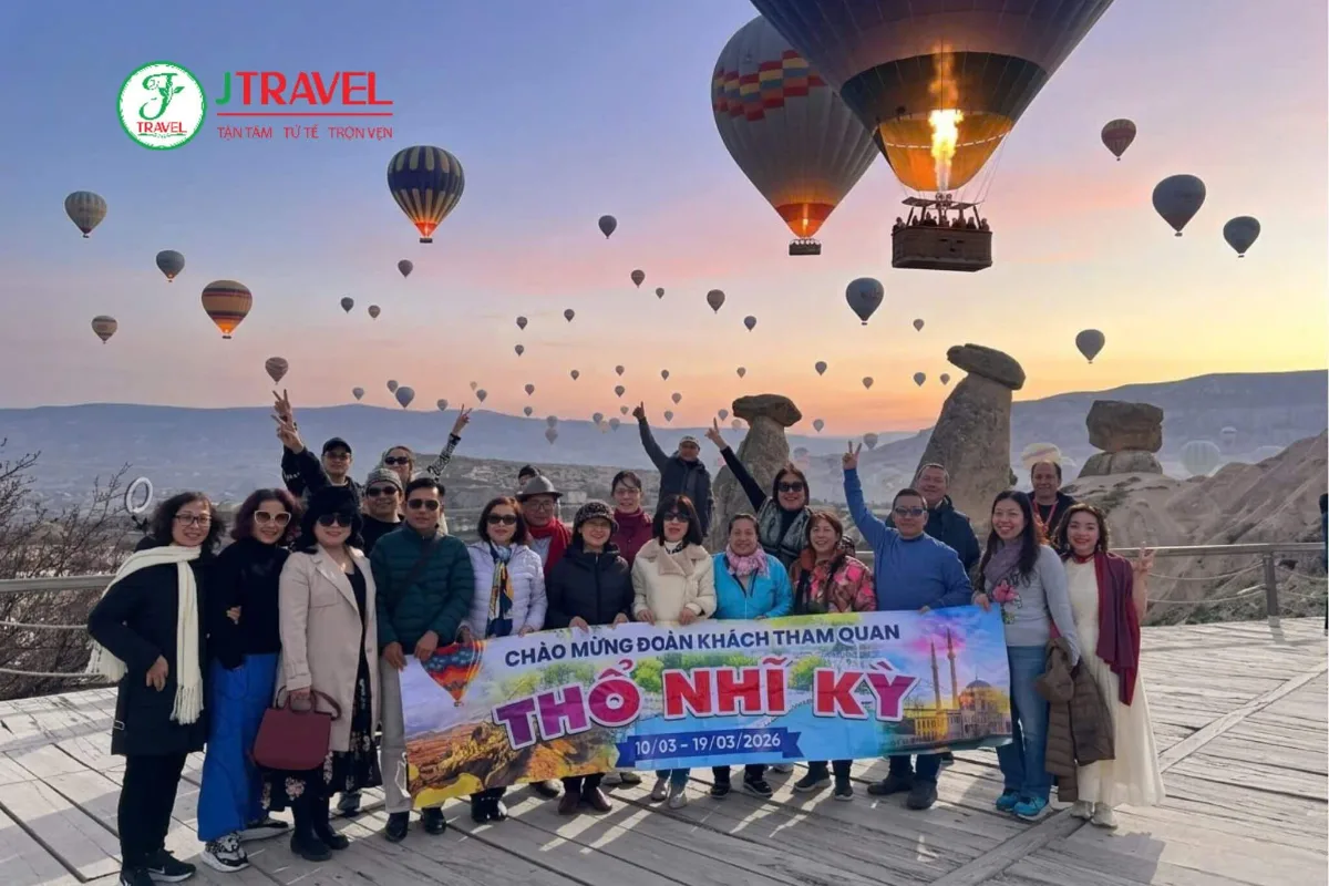 Đoàn khách J Travel ngắm khinh khí cầu Cappadocia lúc bình minh se lạnh