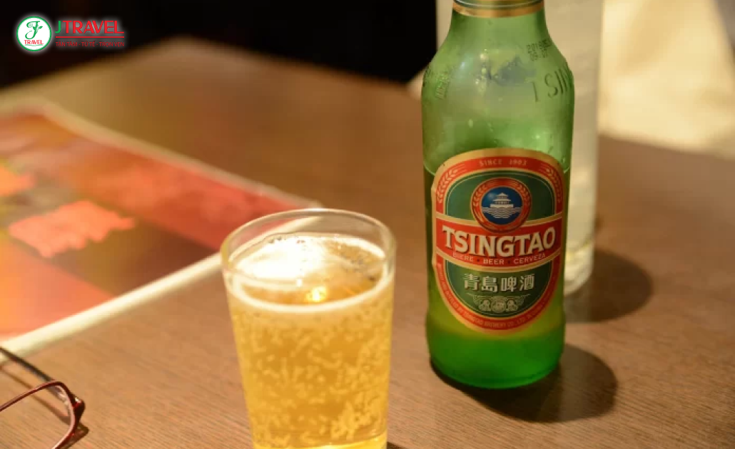 Ly bia Thanh Đảo vàng óng ánh với lớp bọt trắng mịn, hương thơm dịu nhẹ