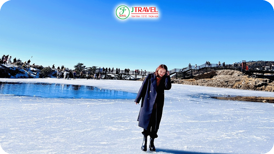 Đi trên mặt hồ băng vào mùa đông