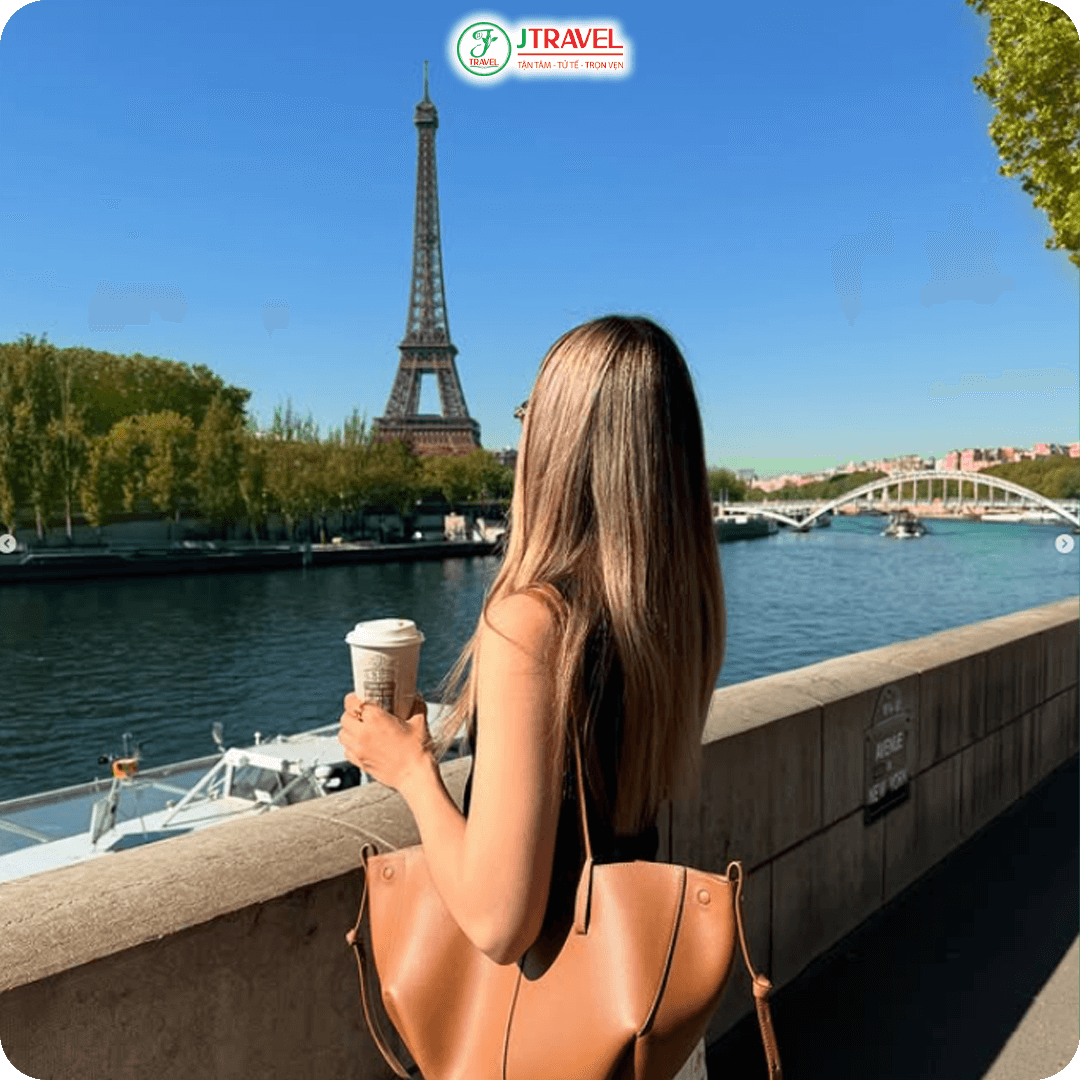 Nhăm nhi coffee nhắm tháp Eiffel dưới lá vàng mùa thu