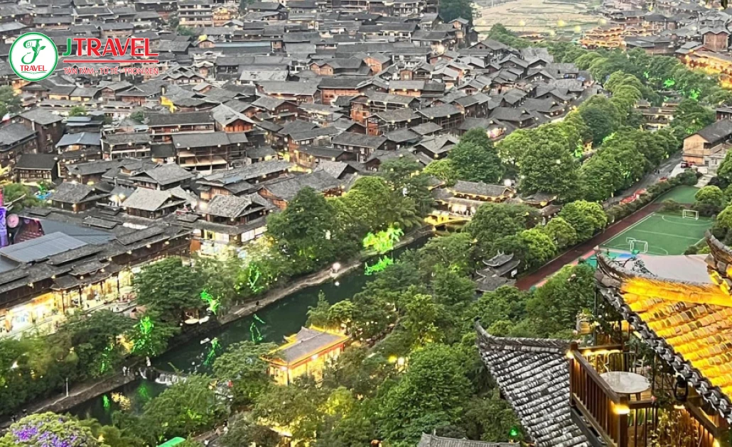 Toàn cảnh Thiên Hộ Miêu Trại nhìn từ điểm ngắm cao