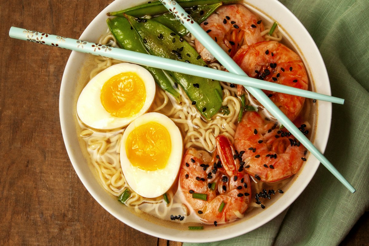 Bát mì ramen Nhật Bản với trứng lòng đào, tôm và rau