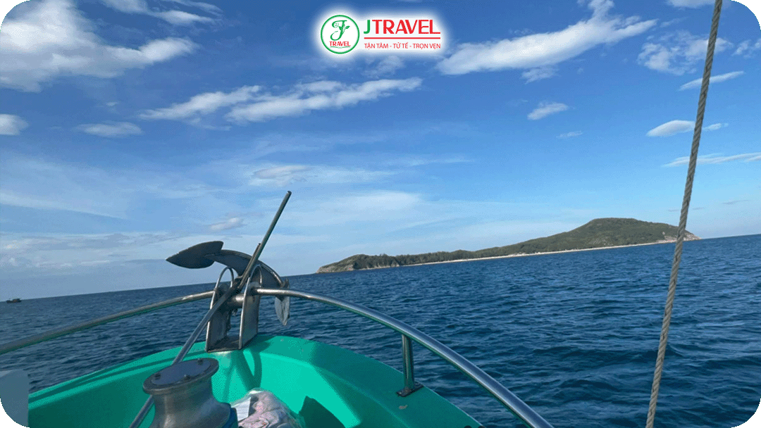 Di chuyển bằng tàu ra Cù Lao Mái Nhà từ bến