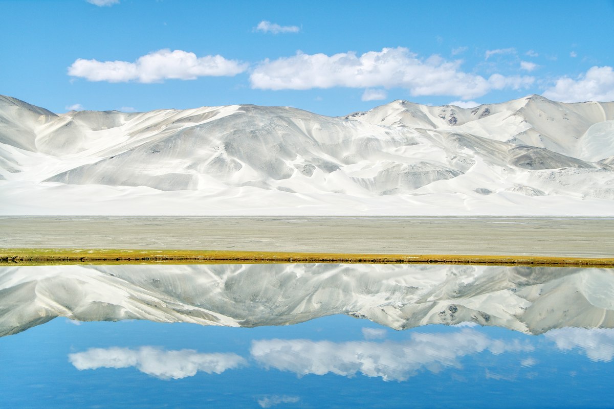Núi cát trắng phản chiếu trên mặt nước ven đường Karakoram, Tân Cương