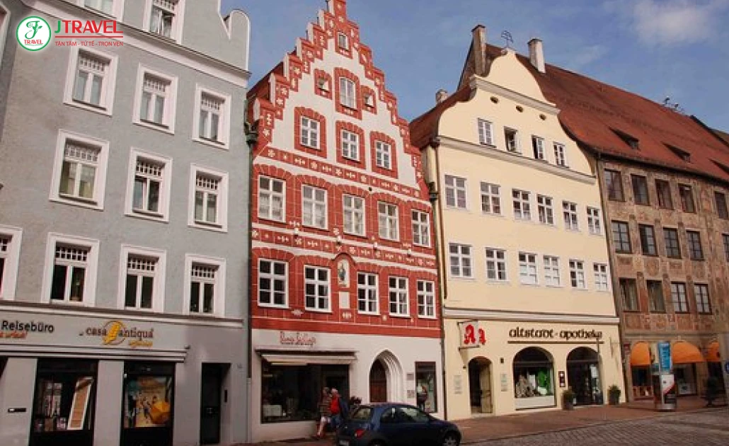 Phố cổ Altstadt Zurich với những con hẻm nhỏ và nhà mái nhọn nhiều màu sắc (1)