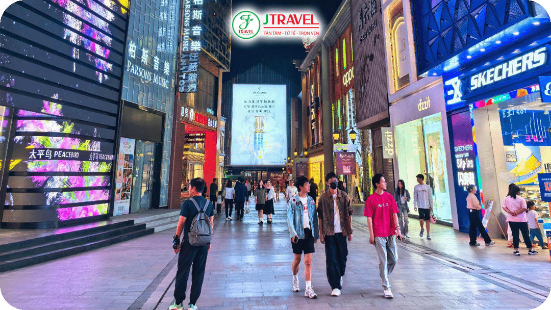 Dạo bước tại Phố Han du khách dễ dàng cảm nhận được nhịp sống trẻ trung