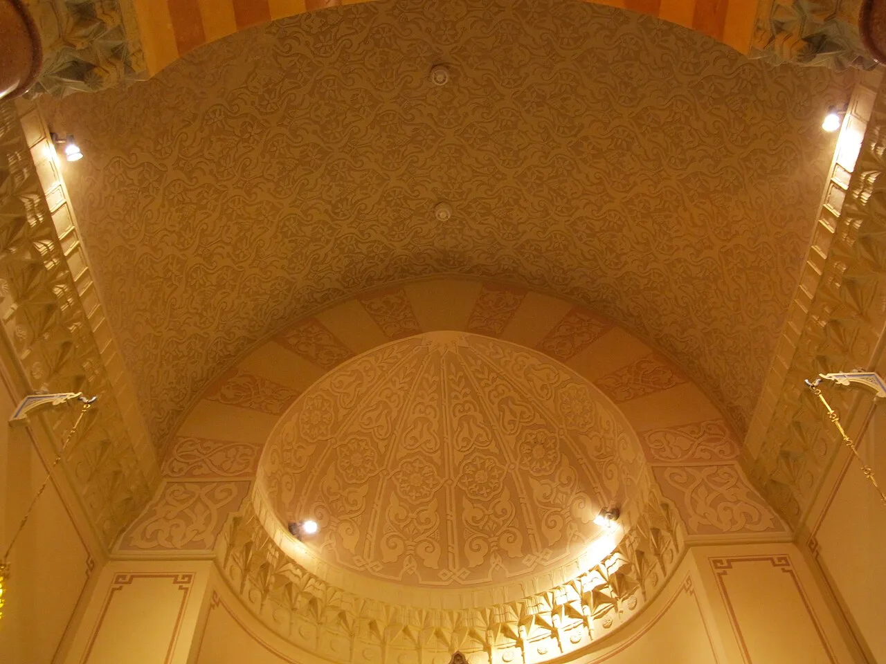 Mái vòm có lỗ lấy sáng trong hammam Thổ Nhĩ Kỳ