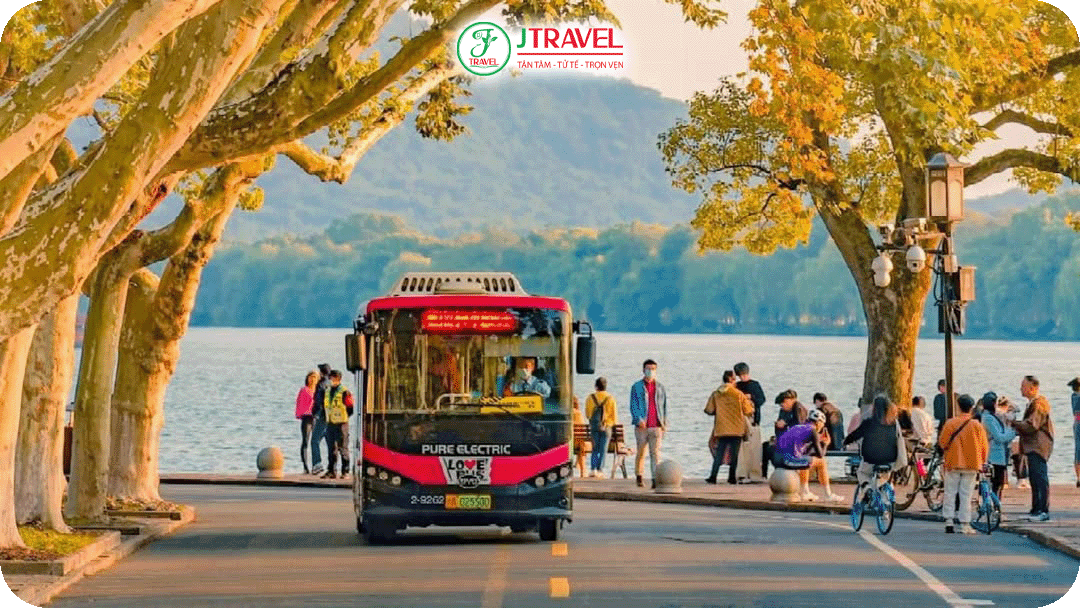 Du khách có thể di chuyển đến Hàng Châu bằng xe buýt
