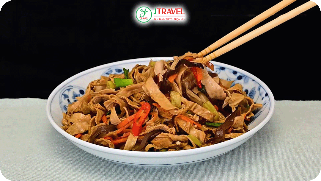 Doupi là món ăn sáng nổi tiếng thứ hai sau mì khô, được làm từ lớp vỏ đậu nành chiên vàng