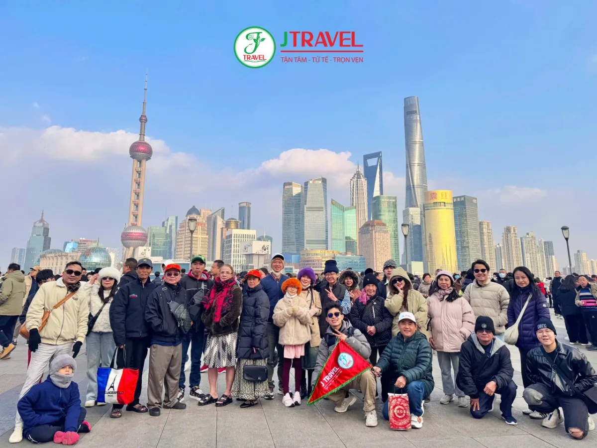 Đoàn khách J Travel tại bến Thượng Hải