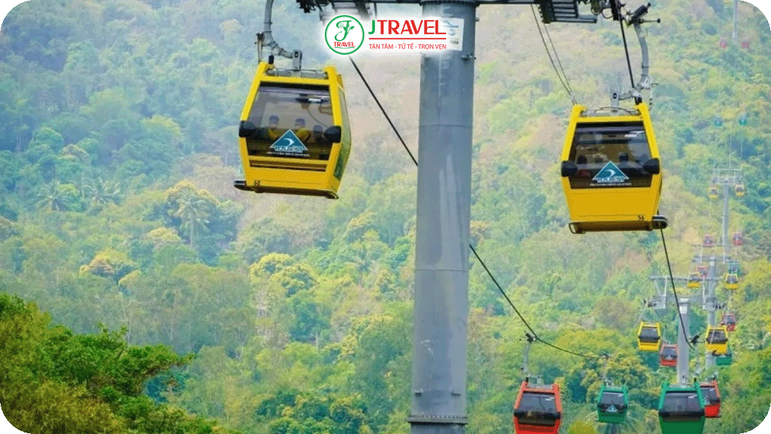 Hệ thống cáp treo hiện đại lên đỉnh núi Cấm