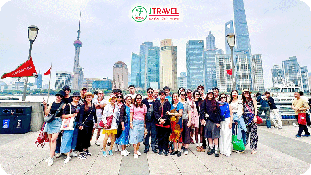 Du khách đoàn J Travel tham quan Thượng Hải