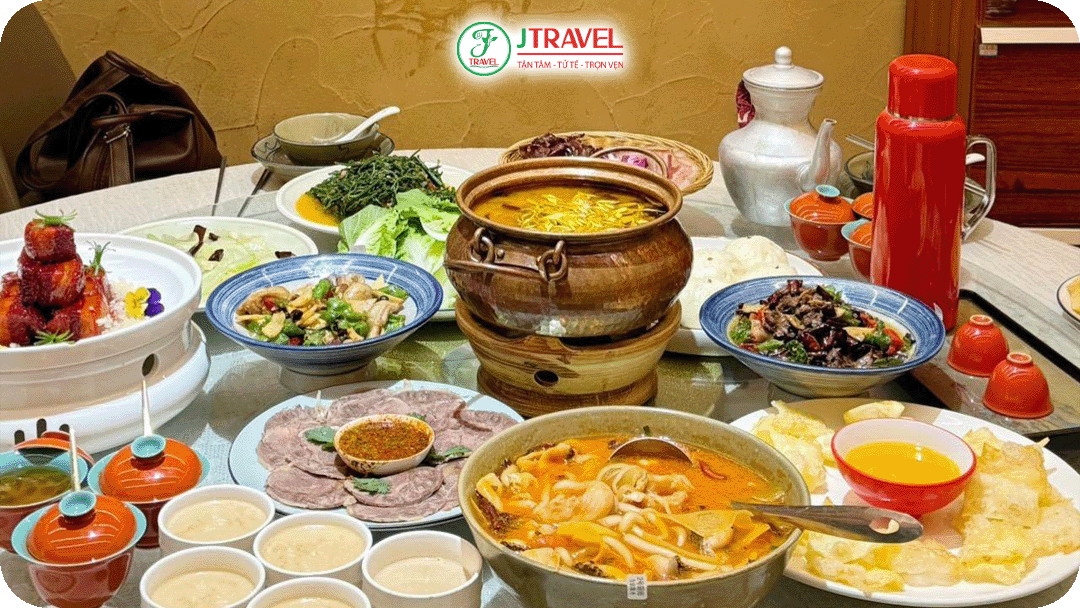 Quanh hồ Điền Trì có rất nhiều quán ăn địa phương với đa dạng ẩm thực