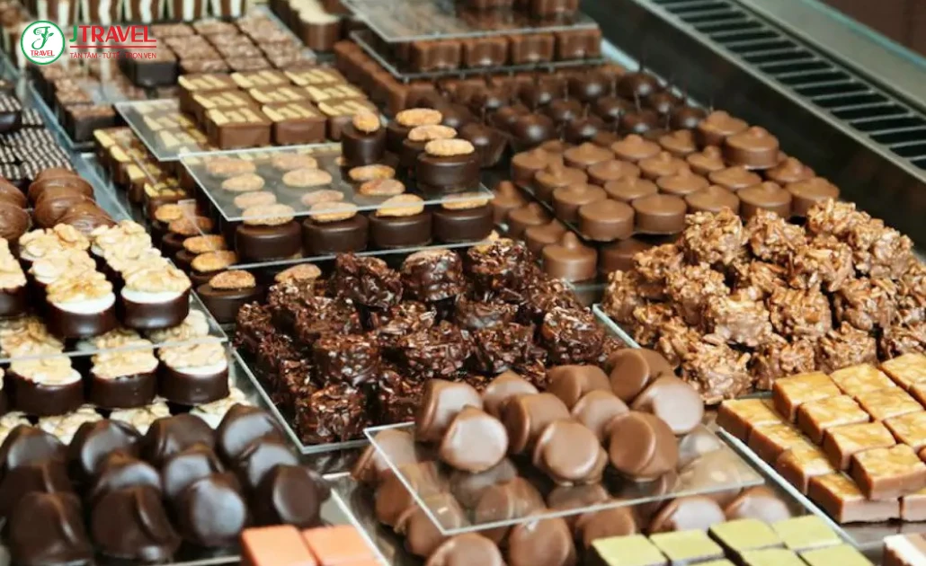 Thưởng thức và mua socola Thụy Sĩ làm quà lưu niệm