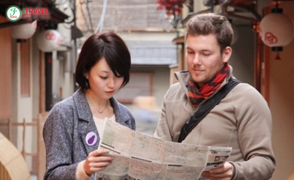 Du khách hỏi đường tại thành phố Đông Âu