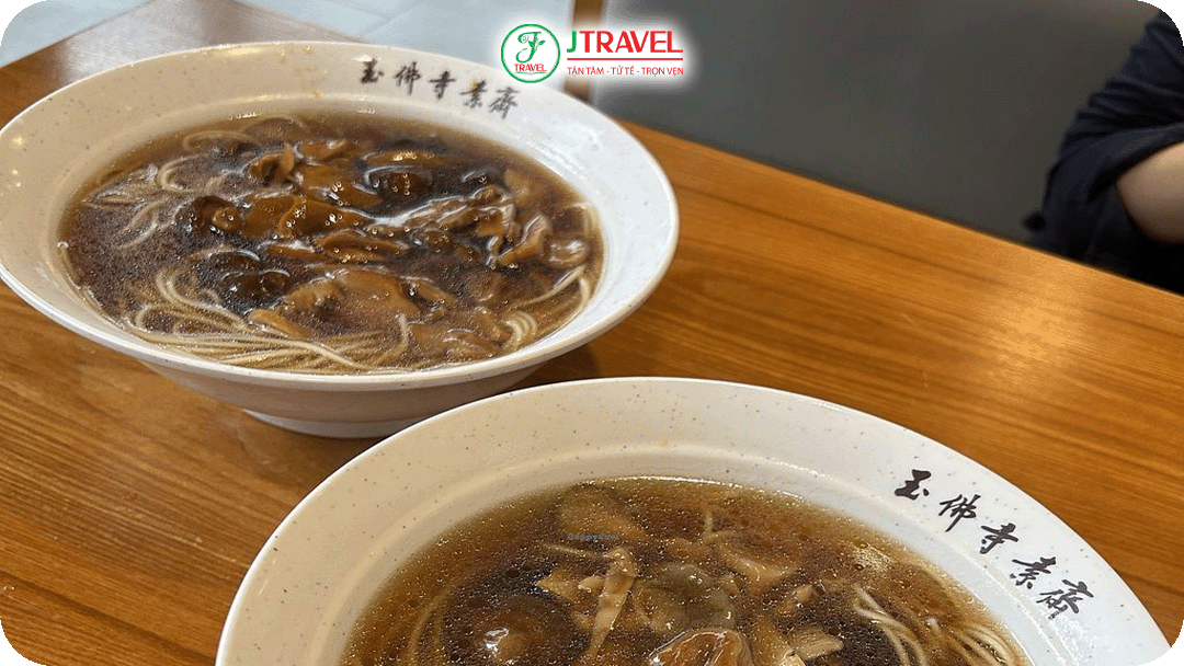 Trải nghiệm món ăn chay tại Chùa Phật Ngọc