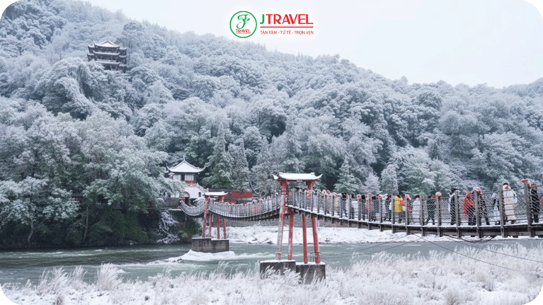 Cầu treo An Lan phủ tuyết trắng xóa vào mùa đông