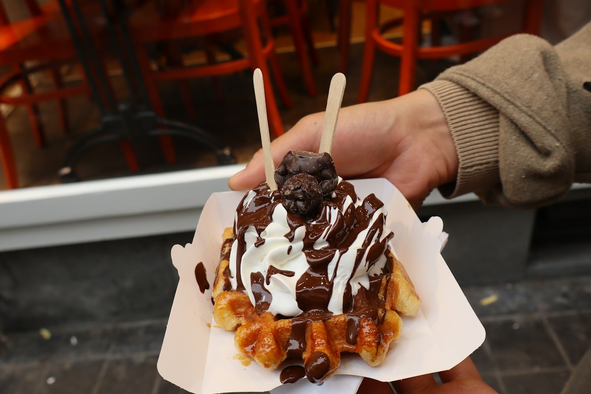 Bánh waffle Bỉ phủ kem và sốt chocolate ở Brussels