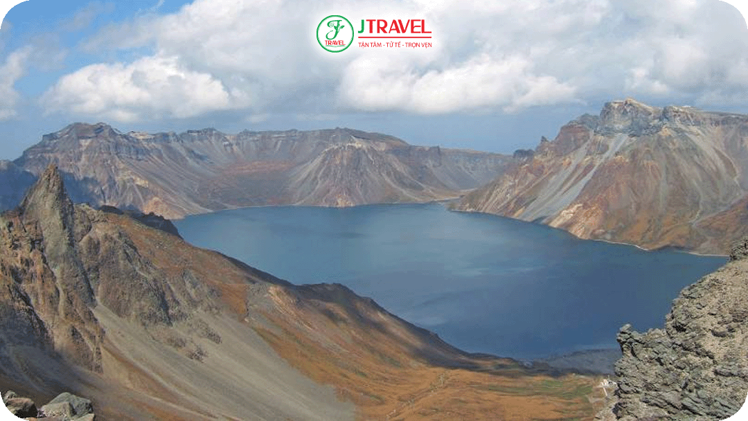 Núi Trường Bạch nằm trên biên giới giữa Triều Tiên và Trung Quốc