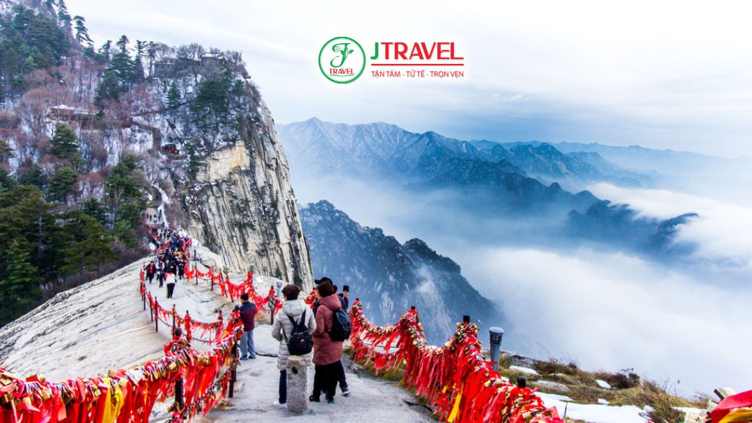 Du khách chinh phục đường núi Hoa Sơn