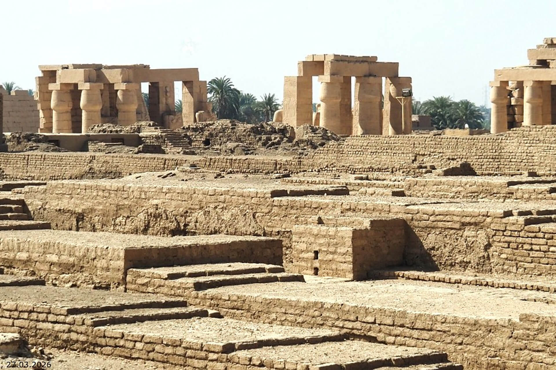 (Đền thờ tang lễ của Pharaoh Ramesses II) nằm ở Bờ Tây sông Nile tại Luxor, Ai Cập