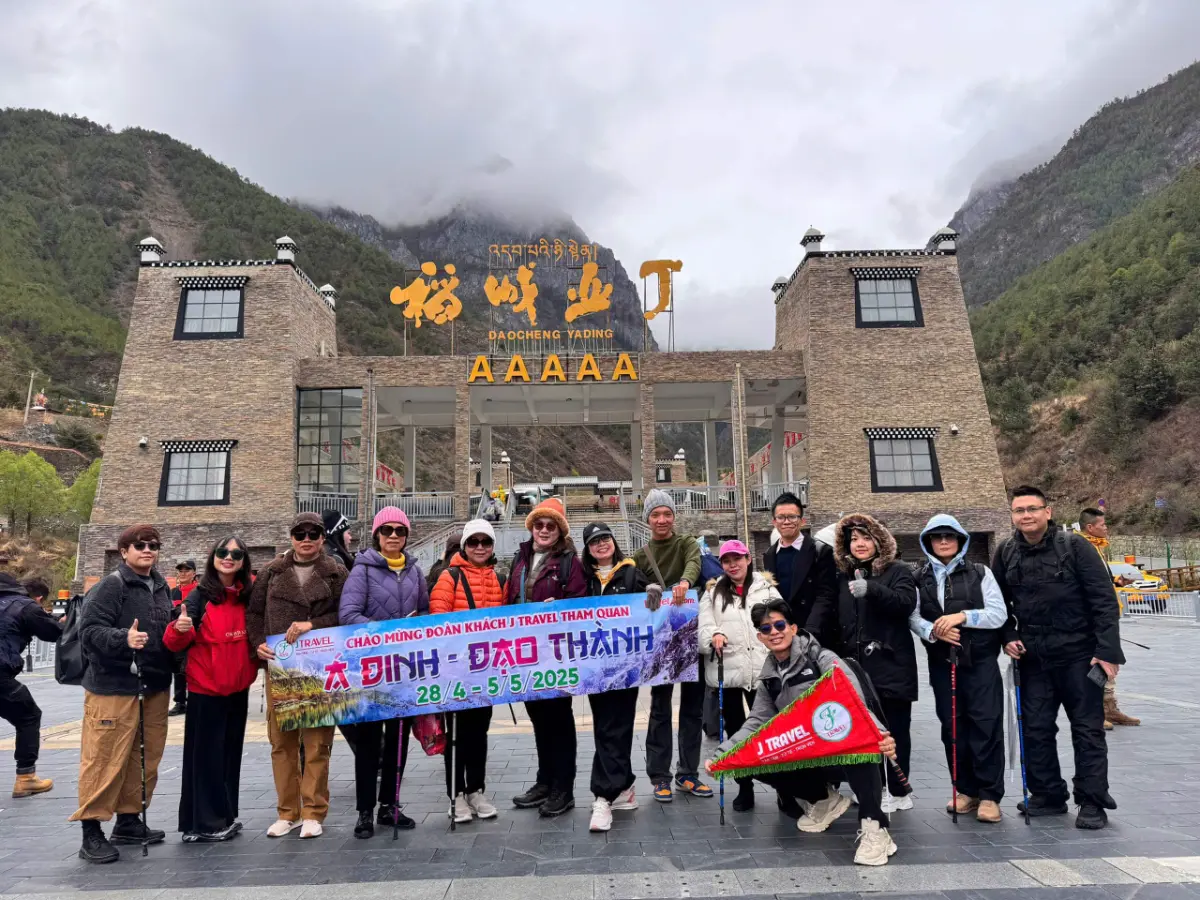 Đoàn khách J Travel tại cổng khu thắng cảnh Á Đinh
