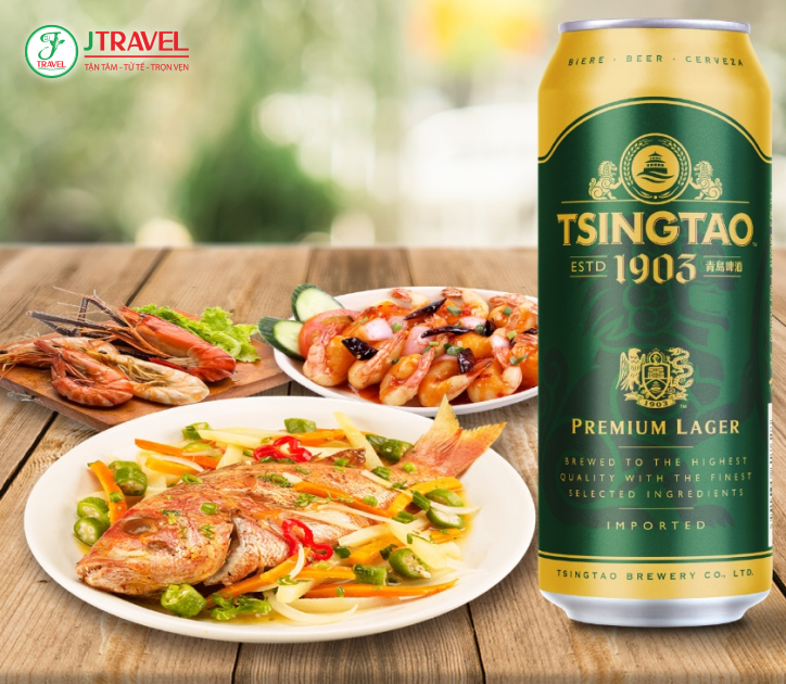 Ly bia Thanh Đảo ướp lạnh, bọt trắng mịn hòa cùng hải sản nướng nóng hổi