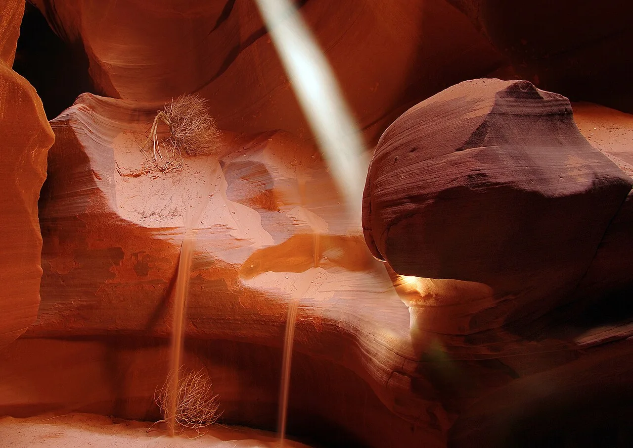 Tia sáng xuyên xuống Upper Antelope Canyon, Arizona