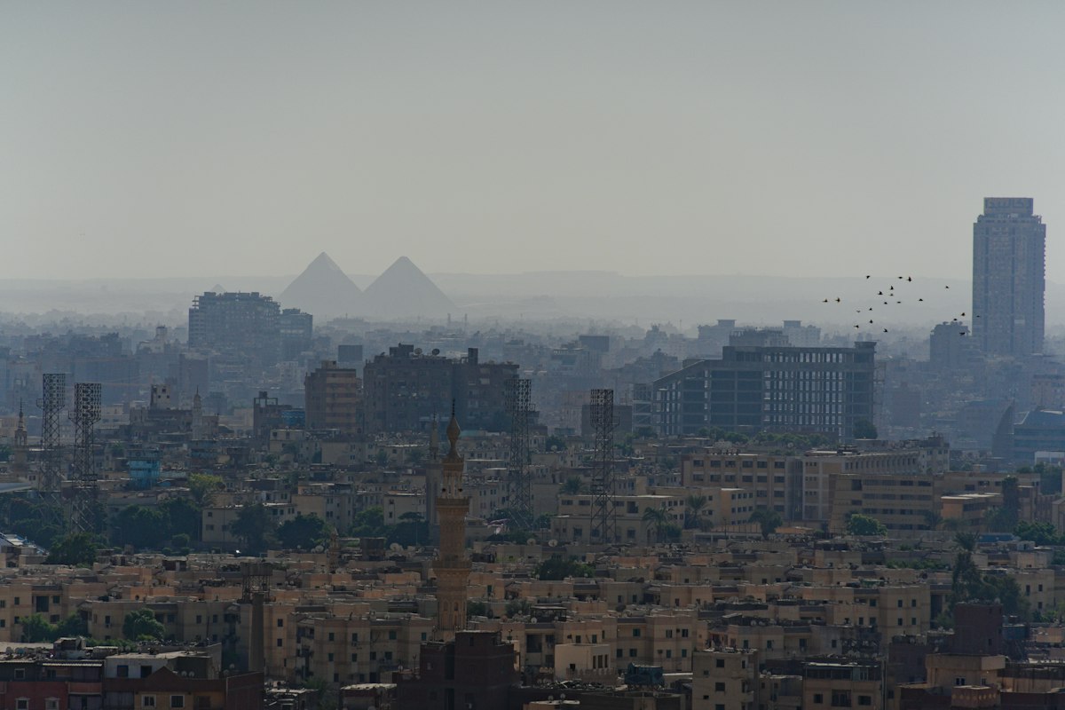 Đô thị Cairo với kim tự tháp ở phía xa