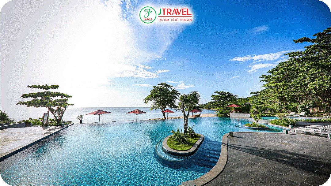 Khu nghỉ dưỡng được bao quanh bởi rừng nguyên sinh và biển xanh