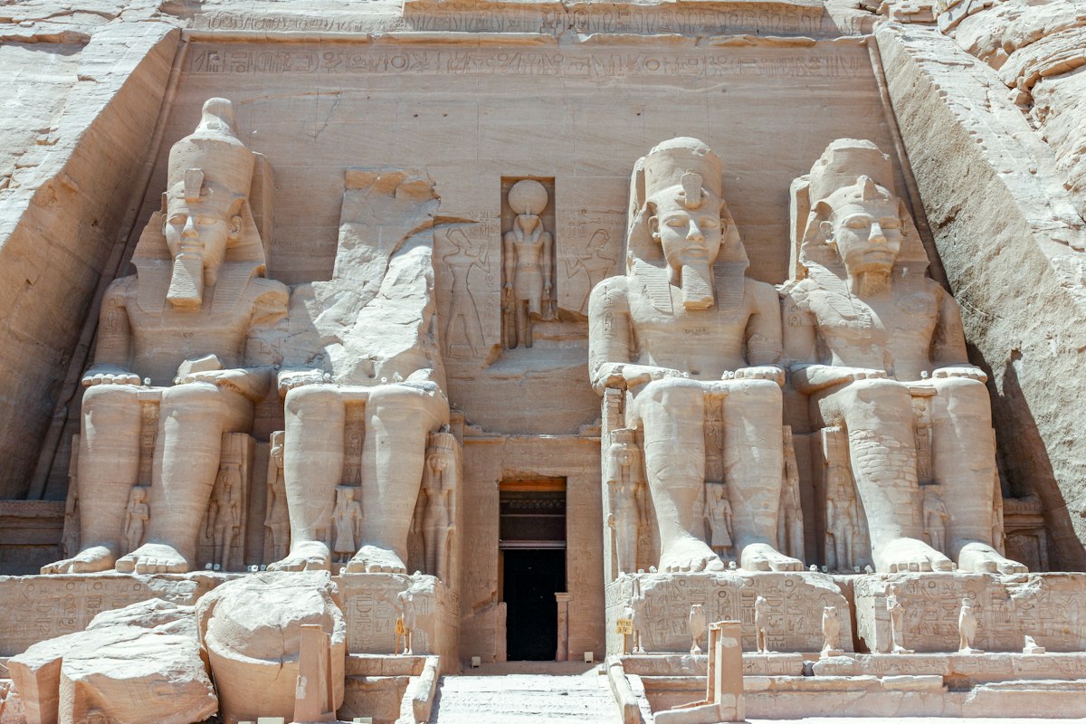 Mặt tiền đền Abu Simbel với các tượng Pharaoh