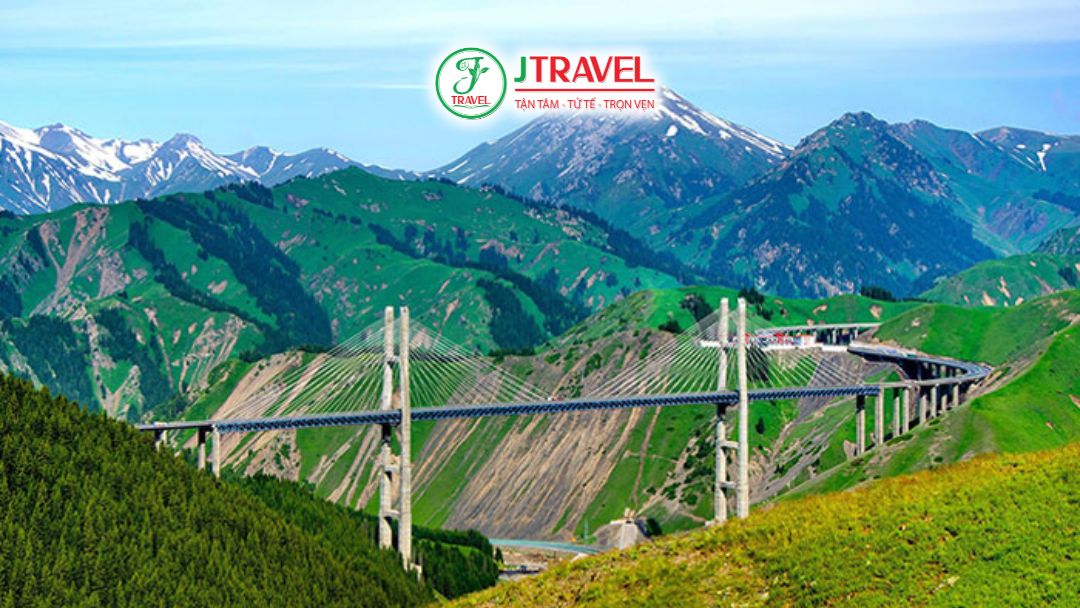 Kiến trúc cầu Guozigou nổi bật giữa thiên nhiên Tân Cương